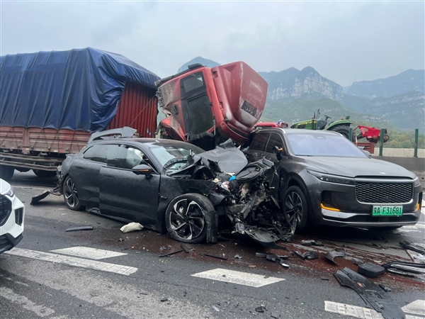 极氪001被大货车追尾报废 全车人没事!车主又订了一台001