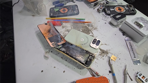 博主徒手掰谷歌Pixel 10 Pro Fold时手机突然起火爆炸：第一次遇到这种情况