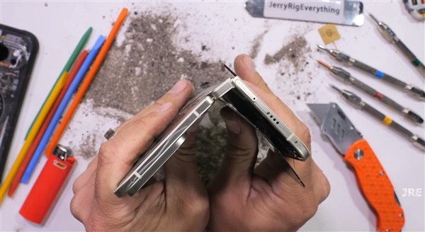 博主徒手掰谷歌Pixel 10 Pro Fold时手机突然起火爆炸：第一次遇到这种情况