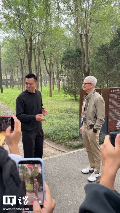 苹果 CEO 库克现身北京，同开发者散步聊天（多图）