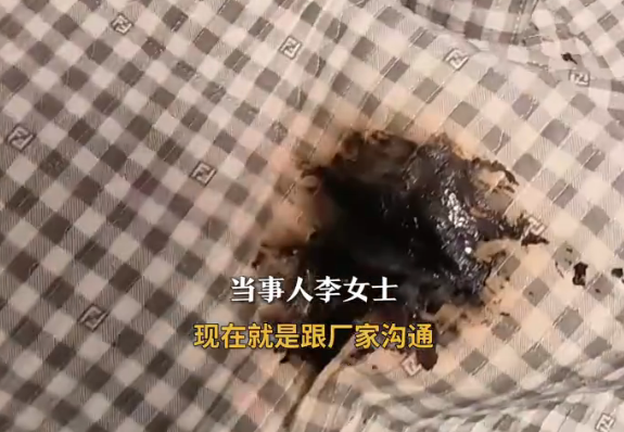 女子用加热艾草包热敷竟自燃起火：衣物、床垫被烧毁