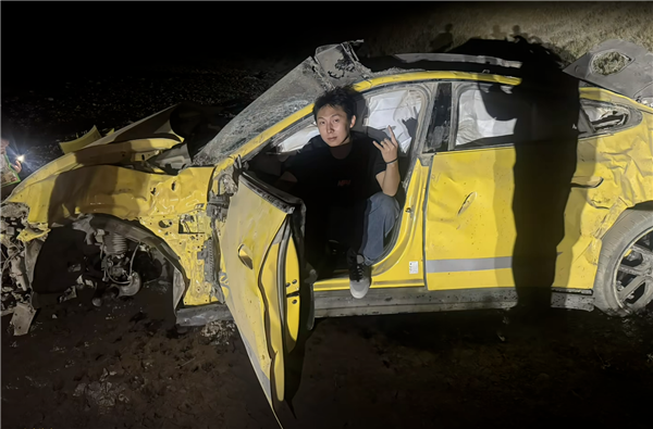 新疆一小米SU7 Ultra飞坡10多米翻滚多圈 车主感谢雷军：门能开 没起火