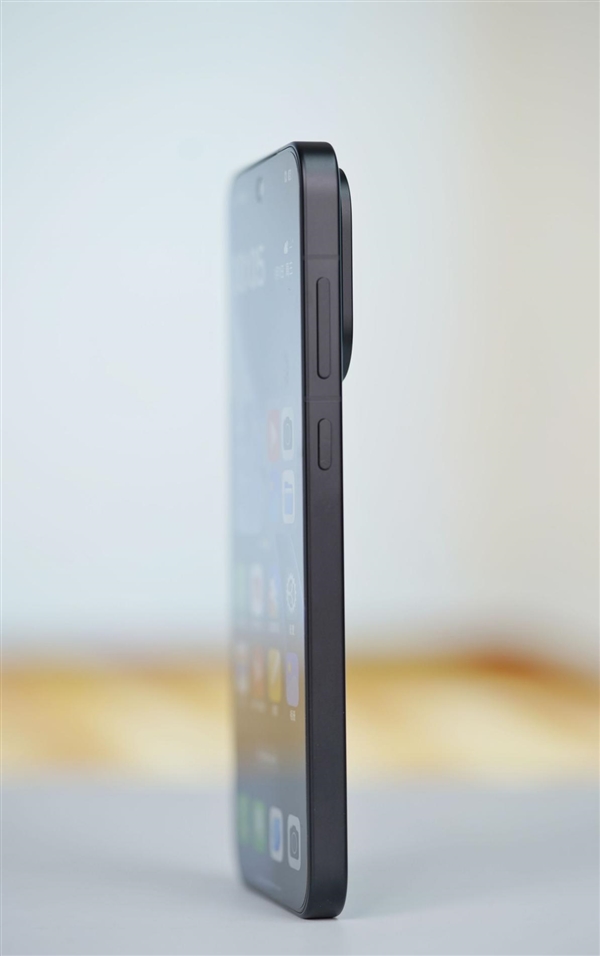 7025mAh超大电池！OPPO Find X9图赏