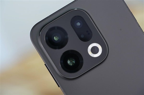 7025mAh超大电池！OPPO Find X9图赏