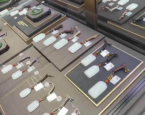 涉案玉石售价超鉴定价45倍 网红柴怼怼极其妻子被正式逮捕