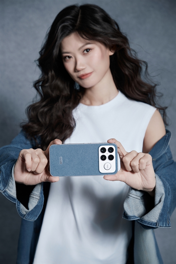 产品经理亲自当模特 REDMI K90 Pro Max丹宁色实拍 网友：又美又飒