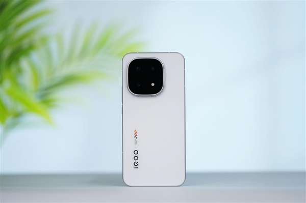 首发2K三星珠峰屏 一眼通透！iQOO 15图赏