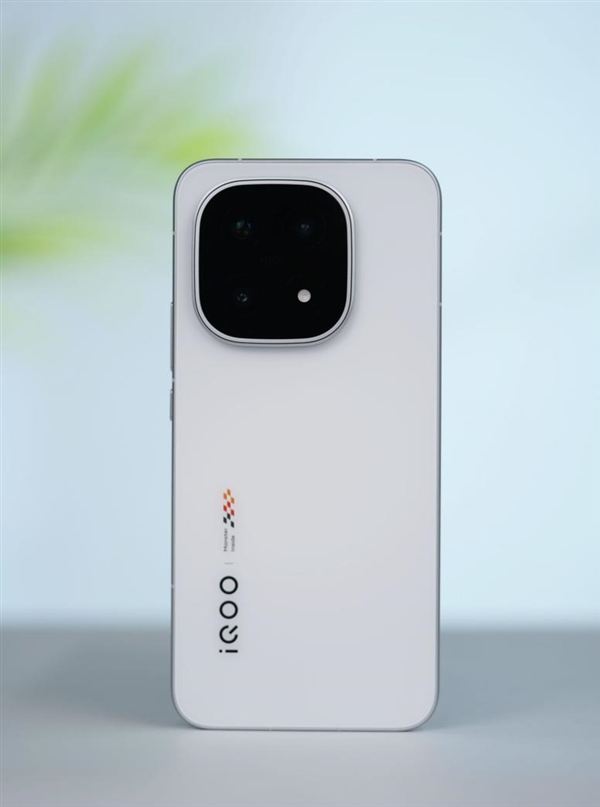 首发2K三星珠峰屏 一眼通透！iQOO 15图赏