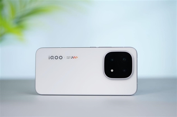 首发2K三星珠峰屏 一眼通透！iQOO 15图赏