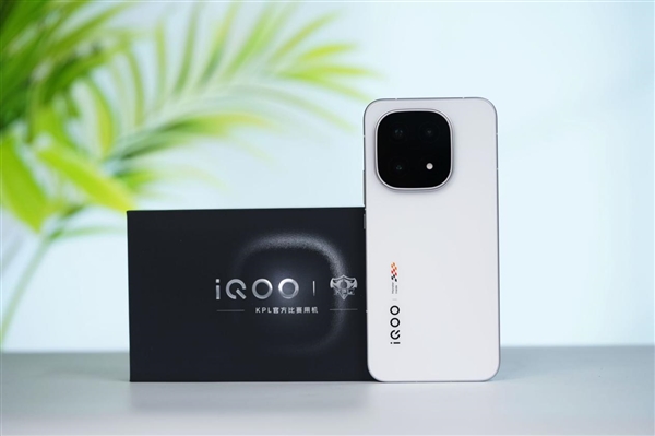 首发2K三星珠峰屏 一眼通透！iQOO 15图赏