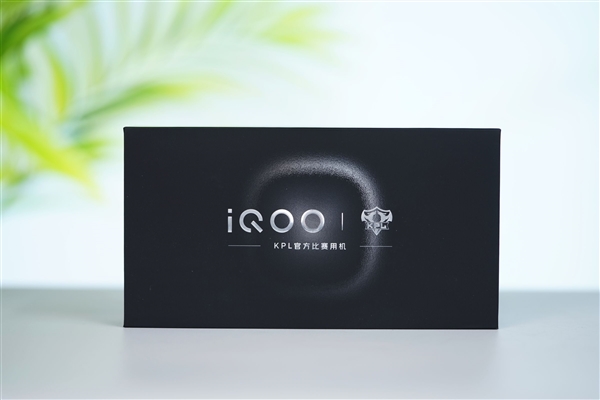 首发2K三星珠峰屏 一眼通透！iQOO 15图赏