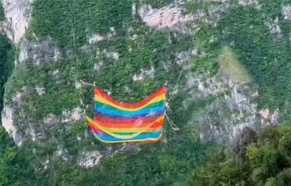 蹦极项目不用绳子 景区回应：下方有安全网接住 比有绳蹦极便宜1000元