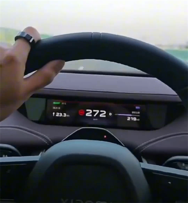 无视车辆警告 小米SU7车主飙车至272km/h：还用手机拍视频