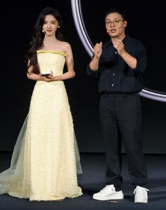 是你的女神吗！“楠朋友”章若楠现身真我发布会 教你如何用GT8 Pro拍照