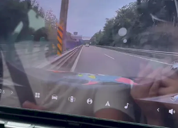 辅助驾驶撞护栏、自动泊车撞车!车主称新车一年内现三次险情