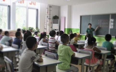 四年级下册《两个铁球同时着地》教学设计