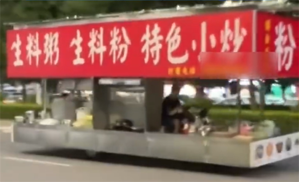 广西街头现5米长摆摊餐车！交警称已扣车 这类车不允许上路