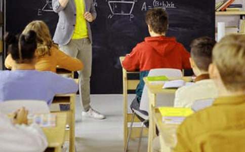 小学安全教育主题班会教案（精选8篇）