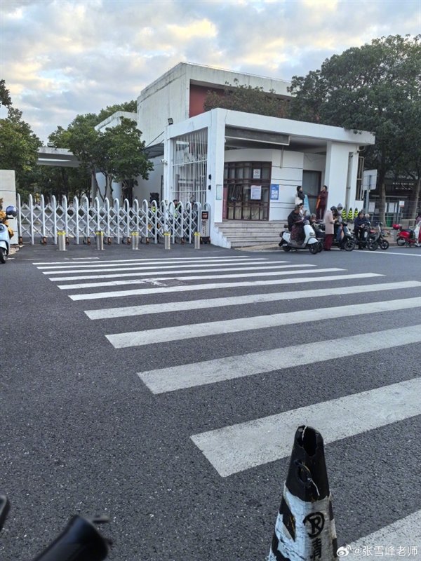 张雪峰多平台账号已解封 本人更新动态并发文：今天是接娃放学的家长