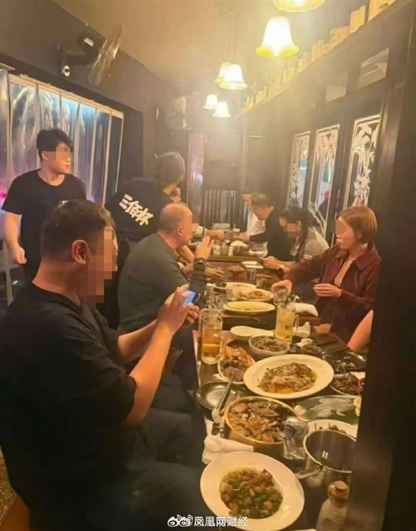 马云现身宁波与好友聚餐：在一家中式酒馆喝酒 脸色发红很惬意