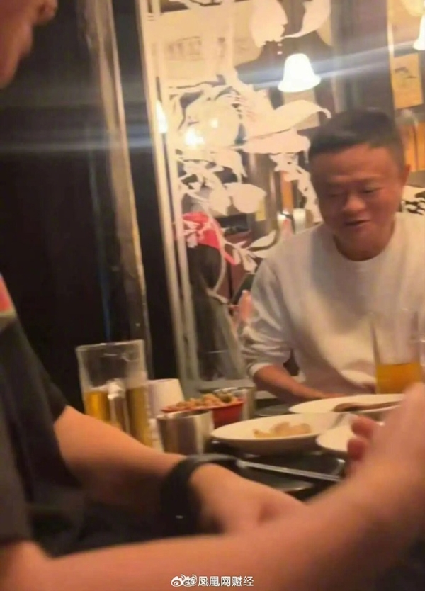 马云现身宁波与好友聚餐：在一家中式酒馆喝酒 脸色发红很惬意