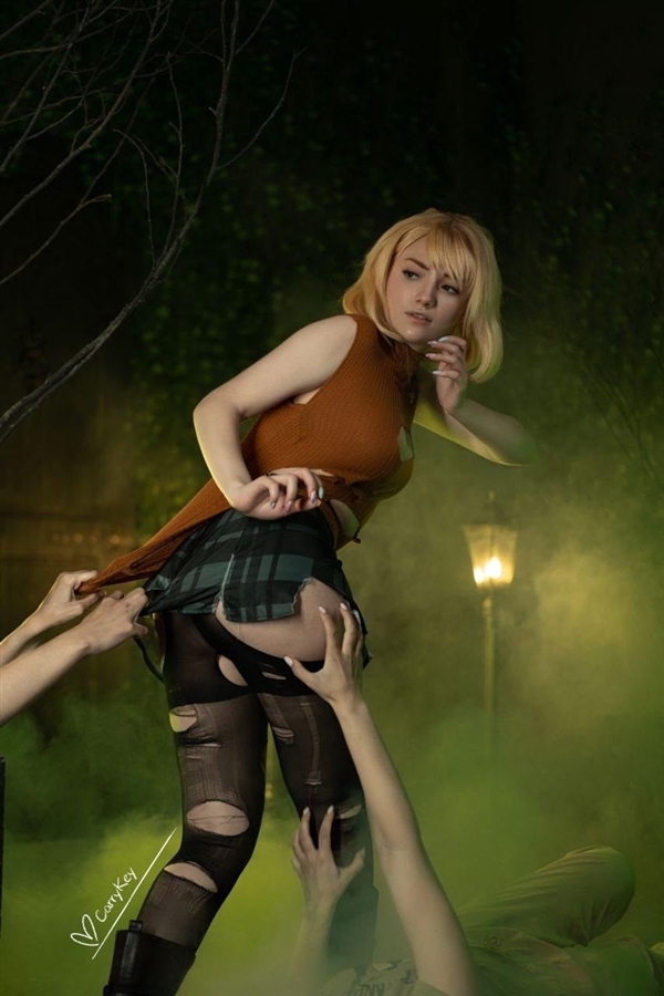 国外美女Cos《生化4》阿什莉 奋力挣脱丧尸魔爪