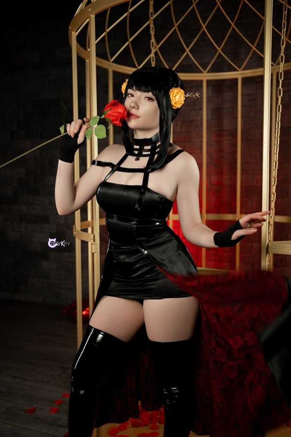 国外美女Cos《生化4》阿什莉 奋力挣脱丧尸魔爪