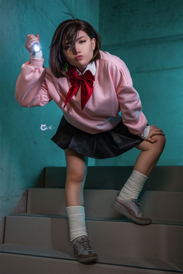 国外美女Cos《生化4》阿什莉 奋力挣脱丧尸魔爪