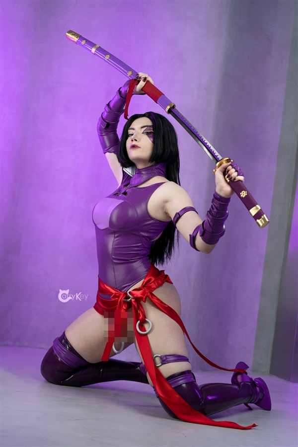 国外美女Cos《生化4》阿什莉 奋力挣脱丧尸魔爪
