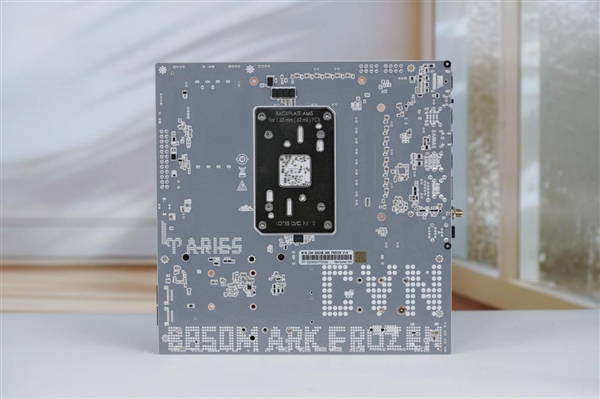 白色高颜值主板!七彩虹CVN B850 ARK FROZEN v14方舟图赏