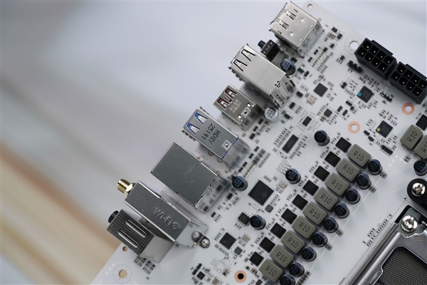 白色高颜值主板!七彩虹CVN B850 ARK FROZEN v14方舟图赏