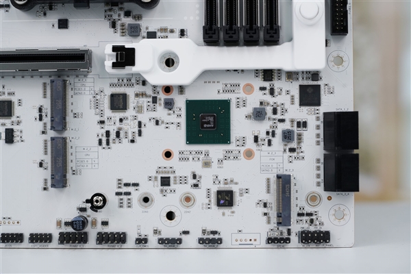 白色高颜值主板!七彩虹CVN B850 ARK FROZEN v14方舟图赏
