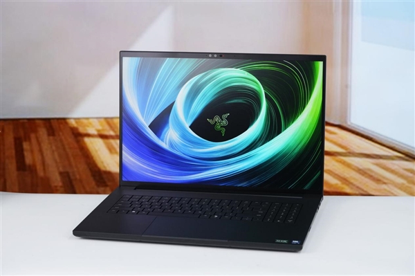 RTX 5090性能怪兽!雷蛇灵刃18 2025游戏本图赏
