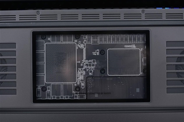 RTX 5090性能怪兽!雷蛇灵刃18 2025游戏本图赏