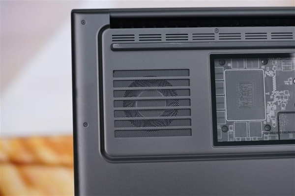RTX 5090性能怪兽!雷蛇灵刃18 2025游戏本图赏