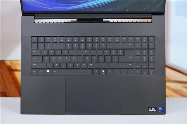 RTX 5090性能怪兽!雷蛇灵刃18 2025游戏本图赏