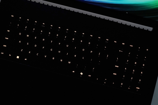 RTX 5090性能怪兽!雷蛇灵刃18 2025游戏本图赏