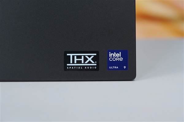 RTX 5090性能怪兽!雷蛇灵刃18 2025游戏本图赏