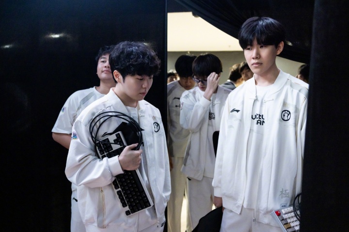 还要兄弟LOL?!北川经纪人爆料:Theshy和Rookie续约了,GALA暂时没有消息