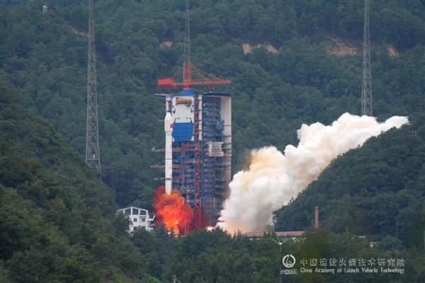 时隔5年:58米高的长三乙火箭成功发射高分十四号02星