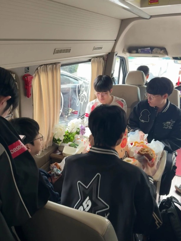 AL官媒晒日常:谁家小孩春游了