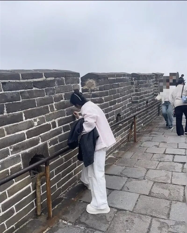 女子在长城刻字 游客拦都拦不住:警方已立案