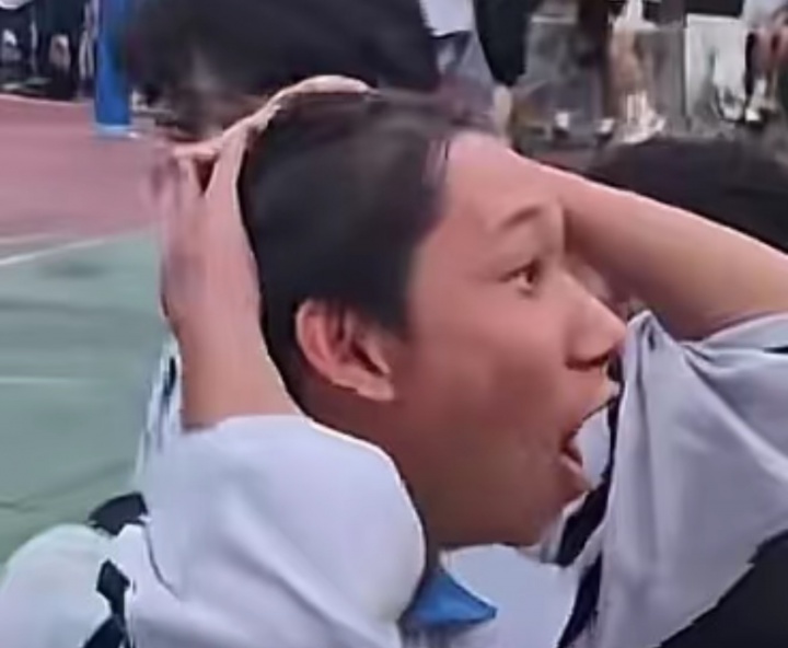 这球吹一辈子!中学生篮球班赛一学生面对贴防完成后场三分绝杀