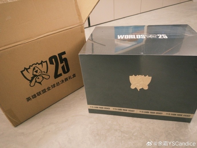 余霜晒照:一进家门就收到了世界赛礼盒耶!!!