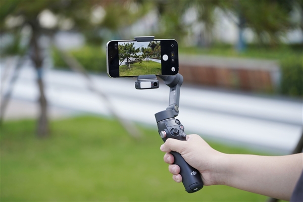 原生跟拍、收音补光一体!大疆OSMO Mobile 8手机稳定器图赏