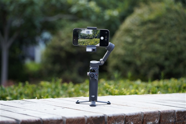 原生跟拍、收音补光一体!大疆OSMO Mobile 8手机稳定器图赏