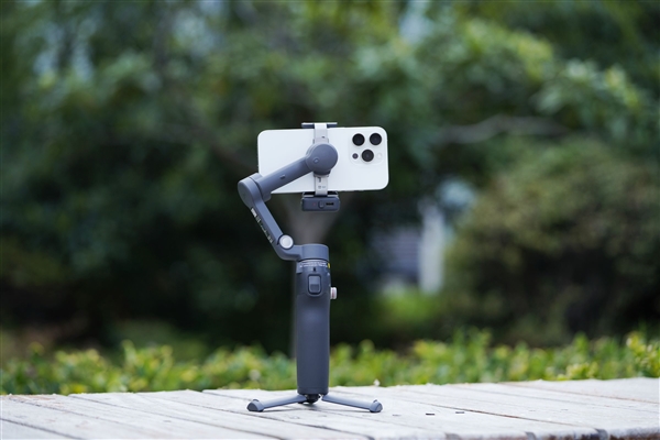 原生跟拍、收音补光一体!大疆OSMO Mobile 8手机稳定器图赏