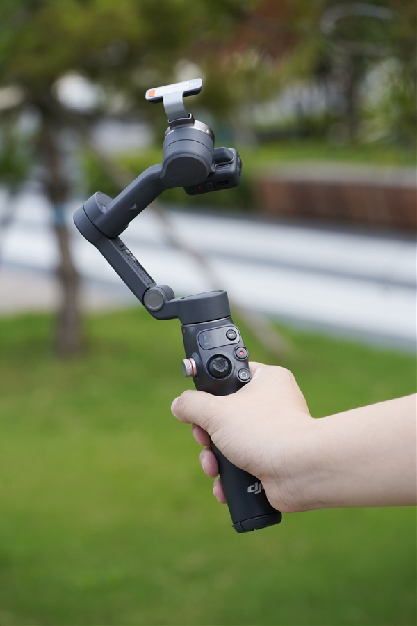 原生跟拍、收音补光一体!大疆OSMO Mobile 8手机稳定器图赏