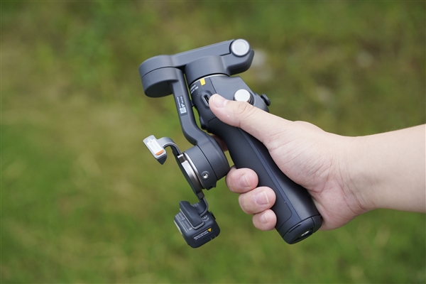 原生跟拍、收音补光一体!大疆OSMO Mobile 8手机稳定器图赏