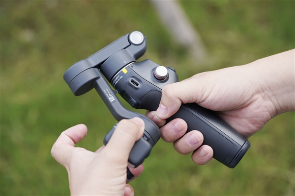 原生跟拍、收音补光一体!大疆OSMO Mobile 8手机稳定器图赏